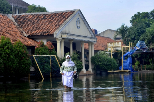 Sudah Tiga Minggu Banjir Genangi SMAN 4 Tangerang Selatan