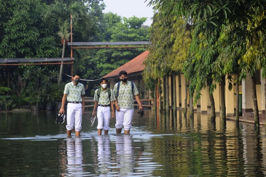 Sudah Tiga Minggu Banjir Genangi SMAN 4 Tangerang Selatan