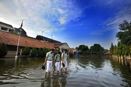 Sudah Tiga Minggu Banjir Genangi SMAN 4 Tangerang Selatan