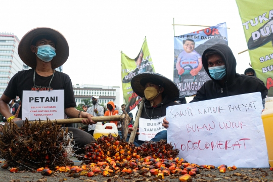 Aksi Unjuk Rasa Kecam Mahalnya Minyak Goreng di Patung Kuda