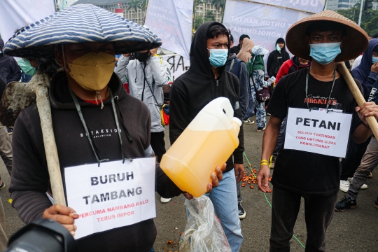 Aksi Unjuk Rasa Kecam Mahalnya Minyak Goreng di Patung Kuda
