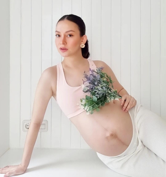 5 Potret Maternity Shoot Karina Nadila, Penampilannya Stunning dan Cantik Banget