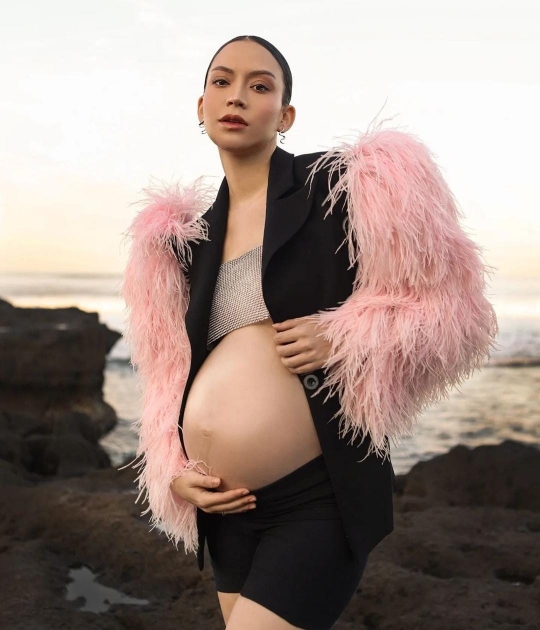 5 Potret Maternity Shoot Karina Nadila, Penampilannya Stunning dan Cantik Banget