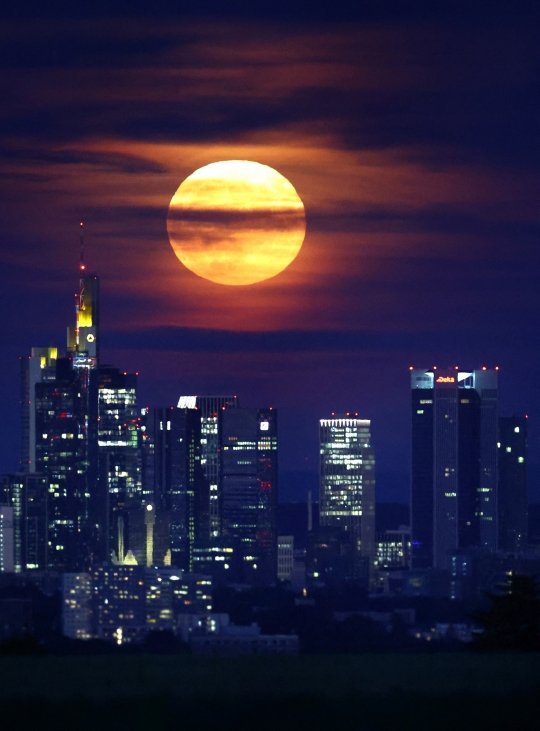 Penampakan Fenomena Strawberry Moon di Sejumlah Negara