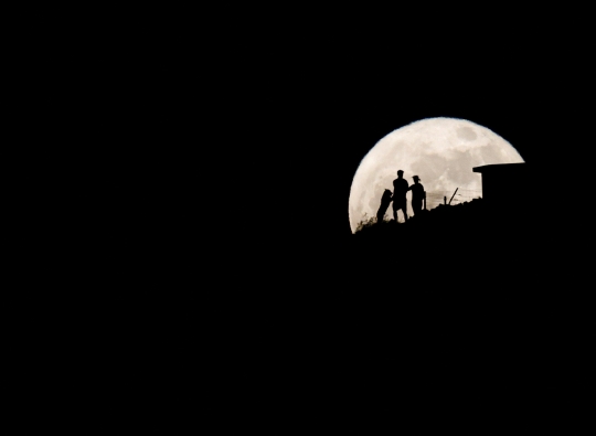 Penampakan Fenomena Strawberry Moon di Sejumlah Negara