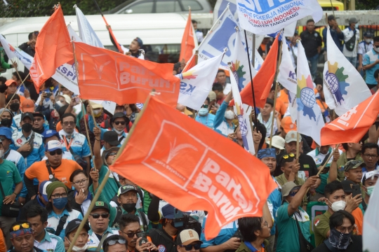 Massa Buruh Kembali Geruduk DPR Tolak Omnibus Law