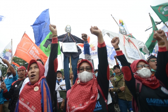 Massa Buruh Kembali Geruduk DPR Tolak Omnibus Law