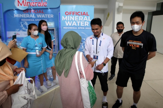 Ahsan-Hendra Sapa Penggemar di Ajang Indonesia Open 2022