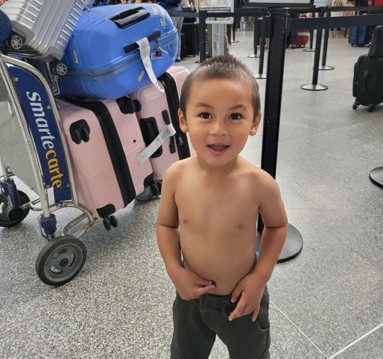 Aksi Menggemaskan Kiano Anak Baim Wong Buka Baju di Bandara San Francisco