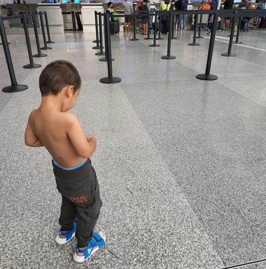 Aksi Menggemaskan Kiano Anak Baim Wong Buka Baju di Bandara San Francisco
