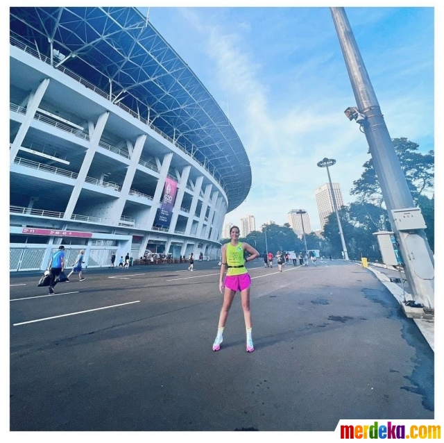 Foto Potret Nia Ramadhani Lari di GBK, Cantik Banget Meski Wajah