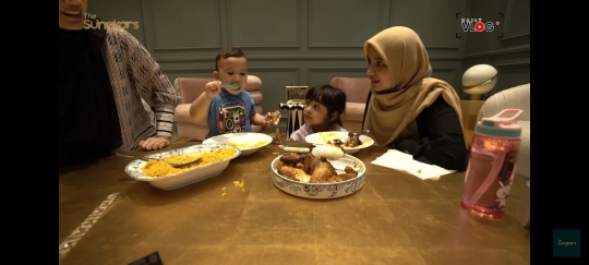 Potret Ukkasya Anak Zaskia Sungkar Belajar Makan Sendiri, Gemas Banget
