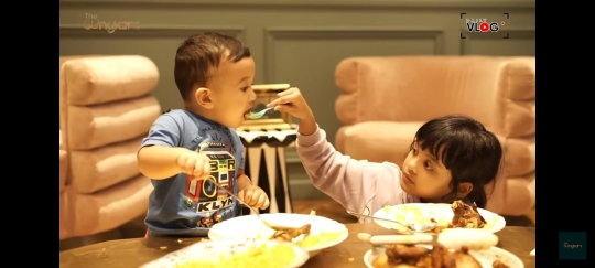 Potret Ukkasya Anak Zaskia Sungkar Belajar Makan Sendiri, Gemas Banget
