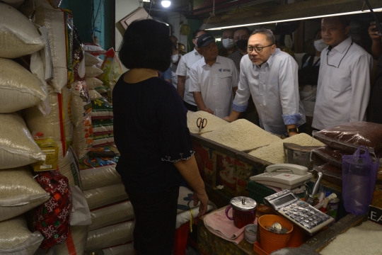 Blusukan di Pasar Cibubur, Mendag Zulkifli Hasan Kaget Harga Bahan Pokok Naik Semua