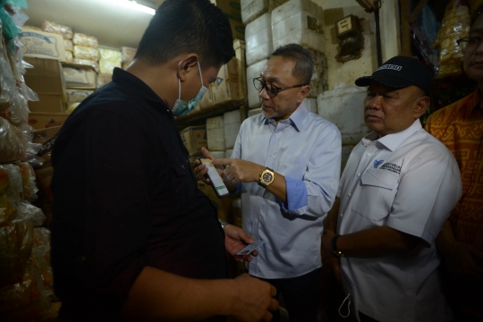 Blusukan di Pasar Cibubur, Mendag Zulkifli Hasan Kaget Harga Bahan Pokok Naik Semua