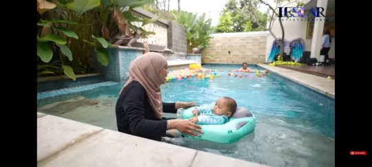 Potret Baby L Berenang Bareng Lesti dan Rizky Billar, Happy Banget Main Air