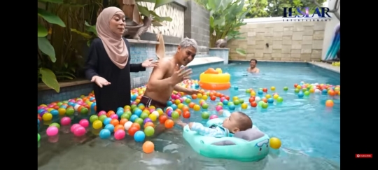 Potret Baby L Berenang Bareng Lesti dan Rizky Billar, Happy Banget Main Air