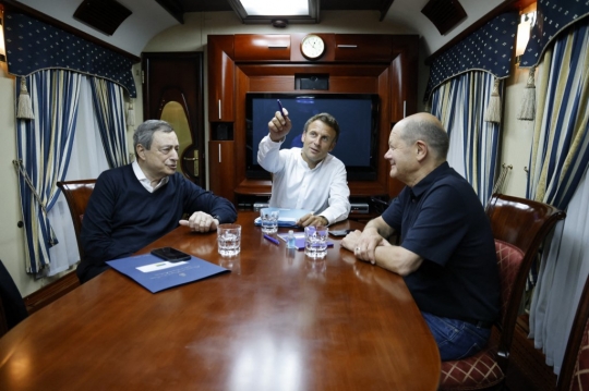Momen Presiden Prancis Saat Naik Kereta ke Ukraina