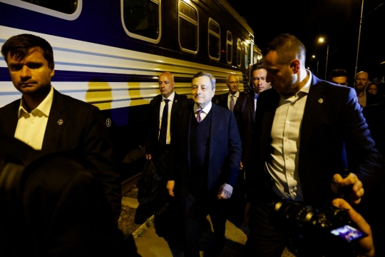 Momen Presiden Prancis Saat Naik Kereta ke Ukraina
