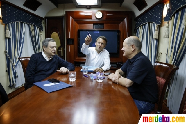 Presiden Prancis Emmanuel Macron (tengah), Kanselir Jerman Olaf Scholz (kanan) dan Perdana Menteri Italia Mario Draghi (kiri) berbincang saat naik kereta menuju Kyiv, Ukraina. Kunjungan ke Kota Kyiv ini, dilakukan sebagai bentuk dukungan kepada Ukraina di tengah invasi Rusia.