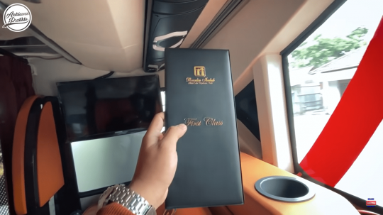 Potret Double Decker First Class, Pelayanan Bak Hotel Bikin Betah Menu Makannya Steak