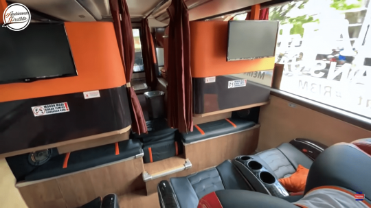 Potret Double Decker First Class, Pelayanan Bak Hotel Bikin Betah Menu Makannya Steak