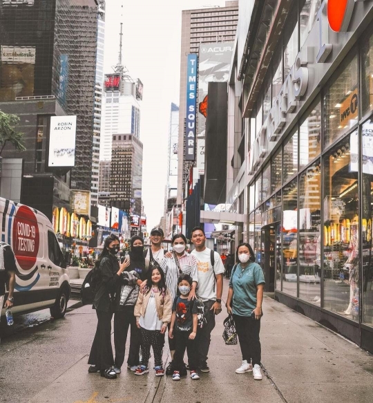 5 Potret Keluarga The Hermansyah Liburan ke New York, Seru Banget