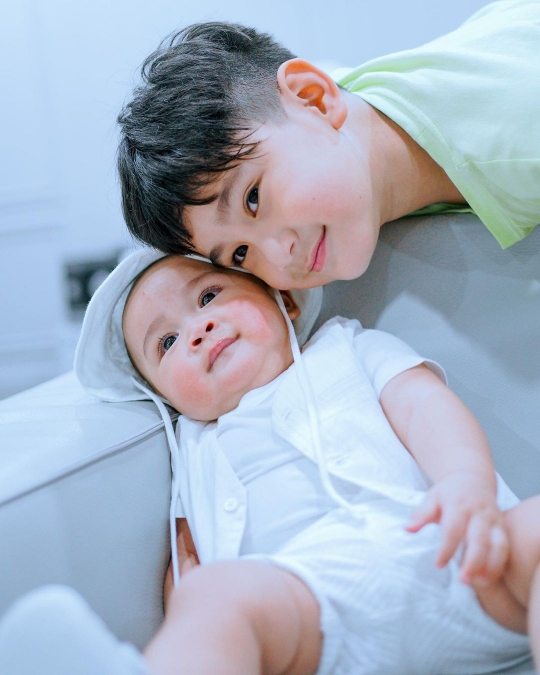 Deretan Momen Kebersamaan Rafathar dan Rayyanza, Ekspresinya Super Gemas