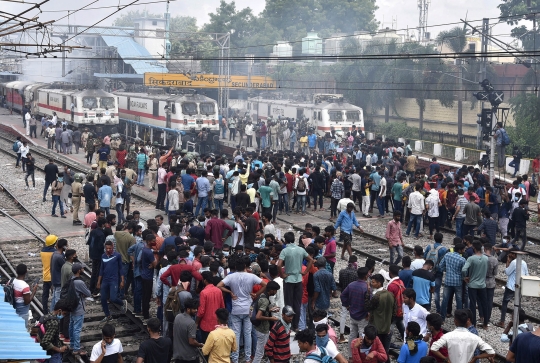 Kerusuhan Pecah, Pengunjuk Rasa India Nekat Bakar Kereta Api