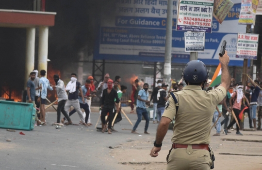 Kerusuhan Pecah, Pengunjuk Rasa India Nekat Bakar Kereta Api