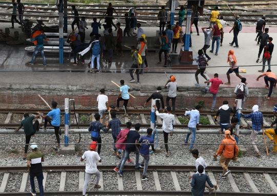 Kerusuhan Pecah, Pengunjuk Rasa India Nekat Bakar Kereta Api