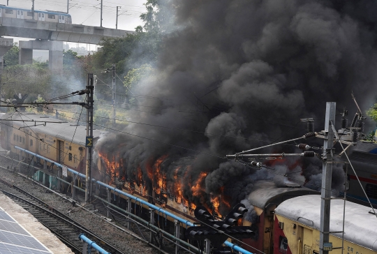Kerusuhan Pecah, Pengunjuk Rasa India Nekat Bakar Kereta Api