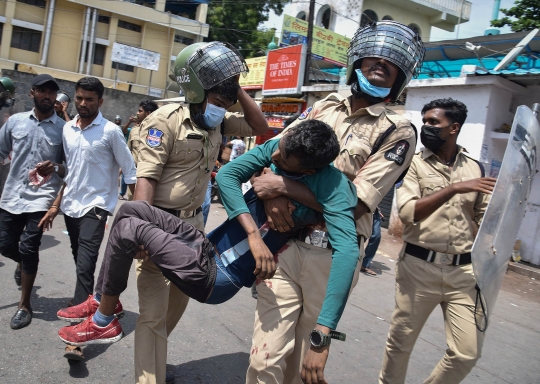 Kerusuhan Pecah, Pengunjuk Rasa India Nekat Bakar Kereta Api