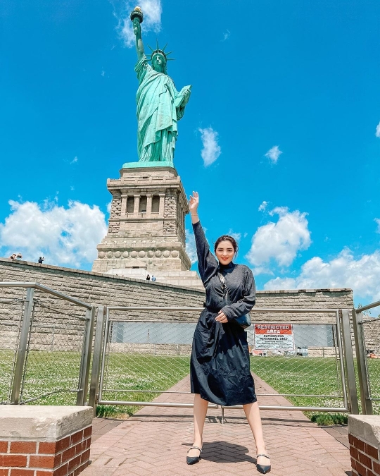 6 Gaya Ashanty saat Liburan di New York, Penampilannya Mencuri Perhatian
