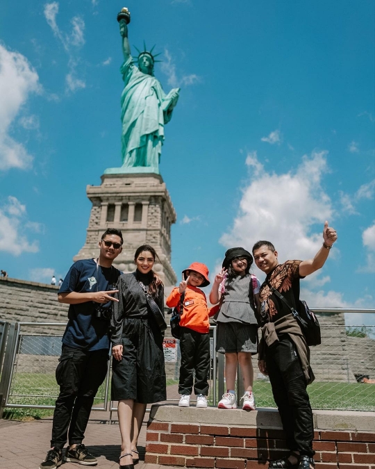 6 Gaya Ashanty saat Liburan di New York, Penampilannya Mencuri Perhatian