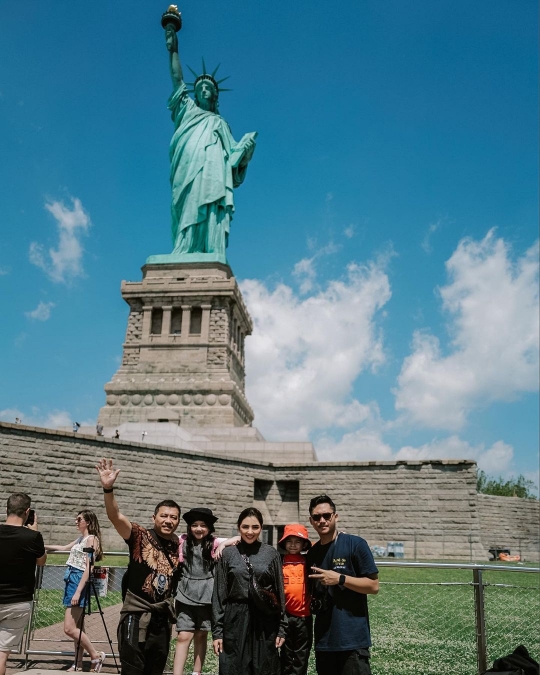 6 Gaya Ashanty saat Liburan di New York, Penampilannya Mencuri Perhatian