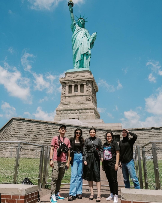 6 Gaya Ashanty saat Liburan di New York, Penampilannya Mencuri Perhatian
