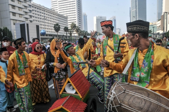 Kemeriahan Pawai Kesenian Betawi Sambut HUT DKI Jakarta