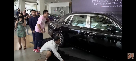 Baim Wong Melongo Lihat Rolls Royce Rp21 Miliar Raffi Ahmad, Mobilnya Digetok Sepatu