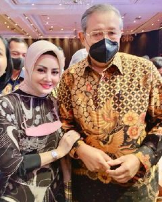 Potret Cici Paramida Pegang Tangan SBY, Banjir 'Love' & Doa buat Bu Ani