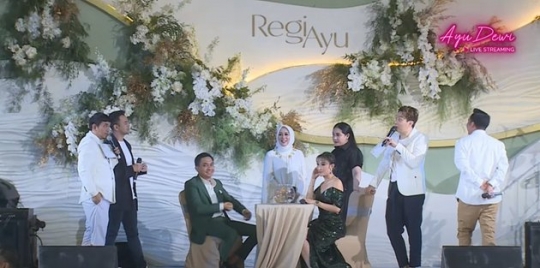 5 Potret Wedding Anniversary Ayu Dewi & Regi Datau ke-10, Bertabur Bintang
