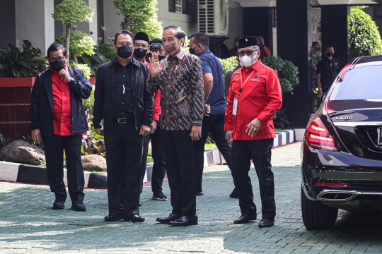 Disambut Sejumlah Pejabat, Jokowi Hadiri Rakernas II PDIP