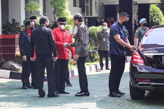 Disambut Sejumlah Pejabat, Jokowi Hadiri Rakernas II PDIP