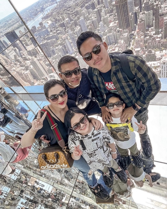 5 Momen Keluarga Anang Nikmati Pemandangan New York dari Gedung Pencakar Langit