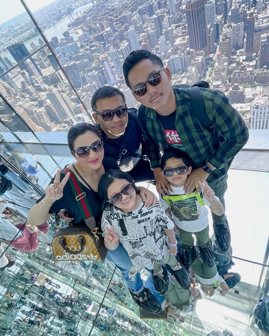 5 Momen Keluarga Anang Nikmati Pemandangan New York dari Gedung Pencakar Langit