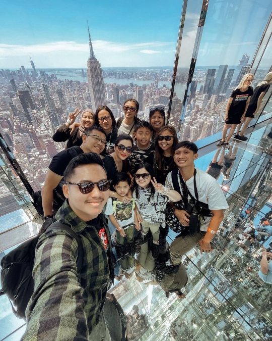 5 Momen Keluarga Anang Nikmati Pemandangan New York dari Gedung Pencakar Langit