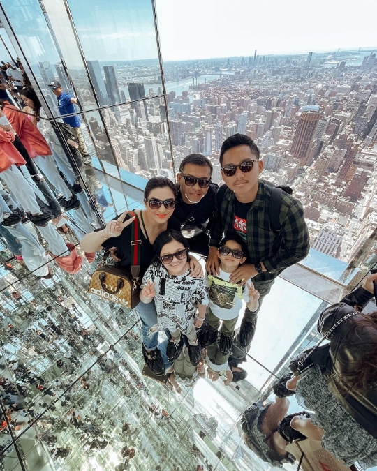 5 Momen Keluarga Anang Nikmati Pemandangan New York dari Gedung Pencakar Langit