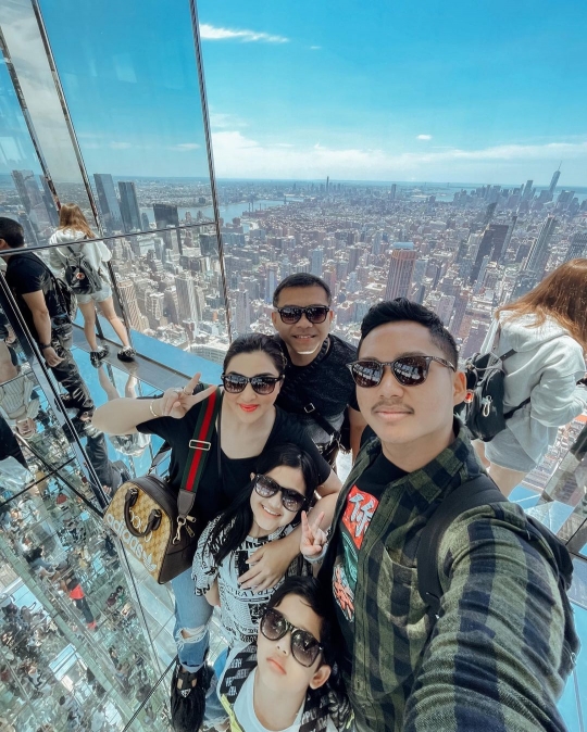 5 Momen Keluarga Anang Nikmati Pemandangan New York dari Gedung Pencakar Langit