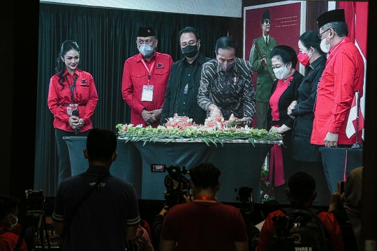 Rakernas II PDIP, Jokowi Terima Potongan Tumpeng dari Megawati