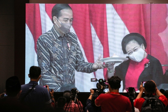 Rakernas II PDIP, Jokowi Terima Potongan Tumpeng dari Megawati